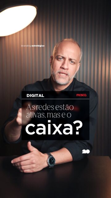 As redes estão ativas, mas o caixa parado? 🤷🏽
Tem algo errado com a estratégia.

Curtida não paga conta.
O resultado real aparece dentro da empresa quando o digital começa a gerar movimento também no físico.

Aumentou o fluxo de pessoas na loja depois de um post? Isso é dado.

Um cliente mencionou um produto que viu nos stories? Isso é dado.

Mais mensagens depois de uma campanha? Também é dado.

Lá no LinkedIn da Mosca, a gente aprofundou esse tema com uma leitura mais estratégica.

Mas se o número de curtidas cresce e o movimento não muda, é sinal de atenção superficial. 

Performance de verdade acontece quando o digital começa a mover o real.

O erro é publicar sem medir, medir sem comparar e comparar sem agir.

Cruzar os dados da internet com o comportamento da empresa é o que separa quem usa o digital por moda de quem usa por inteligência.

#agenciamosca #mosca20anos #estratégiadigital #vendas #brandingestratégico #vempramosca
