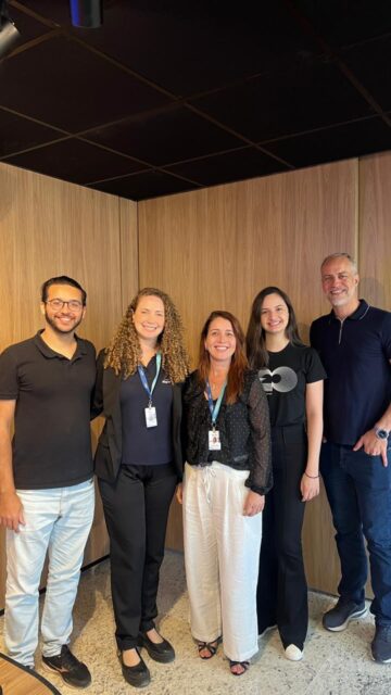 Na última sexta-feira estivemos na BigCard (@cartaobigcard) para apresentar nosso Relatório Anual de 2025 e a prévia do planejamento de 2026, em um encontro com a diretoria comercial, representantes, gestores e equipe interna.

Nos últimos anos temos mergulhado a fundo no negócio da BigCard, compreendendo dores, necessidades e as reestruturações do momento. Em 2025, esse processo se consolidou em uma construção realmente conjunta. Ao aprofundar nosso entendimento, das operações ao campo comercial, passando pelas demandas dos representantes e pela dinâmica do setor, ampliamos nossa capacidade de contribuir com estratégia, clareza e entregas que geram resultados reais.

Os resultados apresentados hoje refletem esse processo: comunicação mais estruturada, presença digital fortalecida, materiais institucionais renovados e uma rotina de trabalho cada vez mais alinhada entre agência e cliente. 

Seguimos para 2026 com o mesmo propósito que guiou o ano inteiro: ser uma parceira estratégica da BigCard, unindo entendimento profundo do negócio, criatividade e visão de longo prazo para gerar resultados!

#AgenciaMosca #Marketing #Branding #Mosca20Anos #EfeitoMosca #Planejamento #Comunicação360