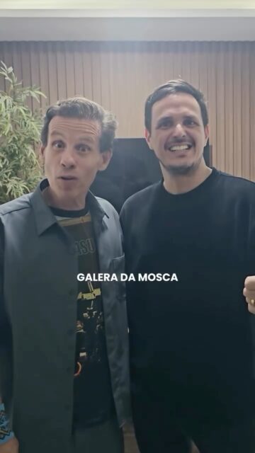 - Caito, quando que preocupar com a marca virou a chave da Chilli Beans?

-“A Chilli Beans é o que é porque desde o começo eu tive um parceiro que me ensinou a importância de construir marca.”

- E o nome? Quando você encerrou a banda? Já existia?

- “Veio depois. Eu gosto de pimenta…aí virou Chilli Beans.”

- E o visual? Participou do concept?

- “Participei de tudo. Muito, muito mesmo. Mas sempre com um profissional do lado. Isso faz toda a diferença.”

- Participa até hoje?

- “Ponho a mão direto direto. Pois você põe sua alma, sua essência!”

🌶️🌶️🌶️🌶️🌶️🌶️🌶️

A Chilli Beans não é o que é por acaso. Desde o início a marca sempre foi prioridade.

✅Nome que vem da vida real.
✅Visual pensado junto.
✅Campanhas com alma.

E um ponto que faz toda a diferença: ninguém constrói marca sozinho!!!

Ter profissionais certos ao lado muda tudo.

Se você quer começar uma marca hoje, o recado é claro:

👉 comece pela paixão.
👉 construa com propósito.
👉 cuide da marca desde o primeiro dia.

🎥 Bate papo do @caitomaiaoficial - Chilli Beans com @mayer_designer no Varejo + Experience do @sebrae e @cdlgv 
 
👊🏼Agência Mosca

#agenciamosca #chillibeans #mosca20anos #vempramosca #varejoexperience #cdl